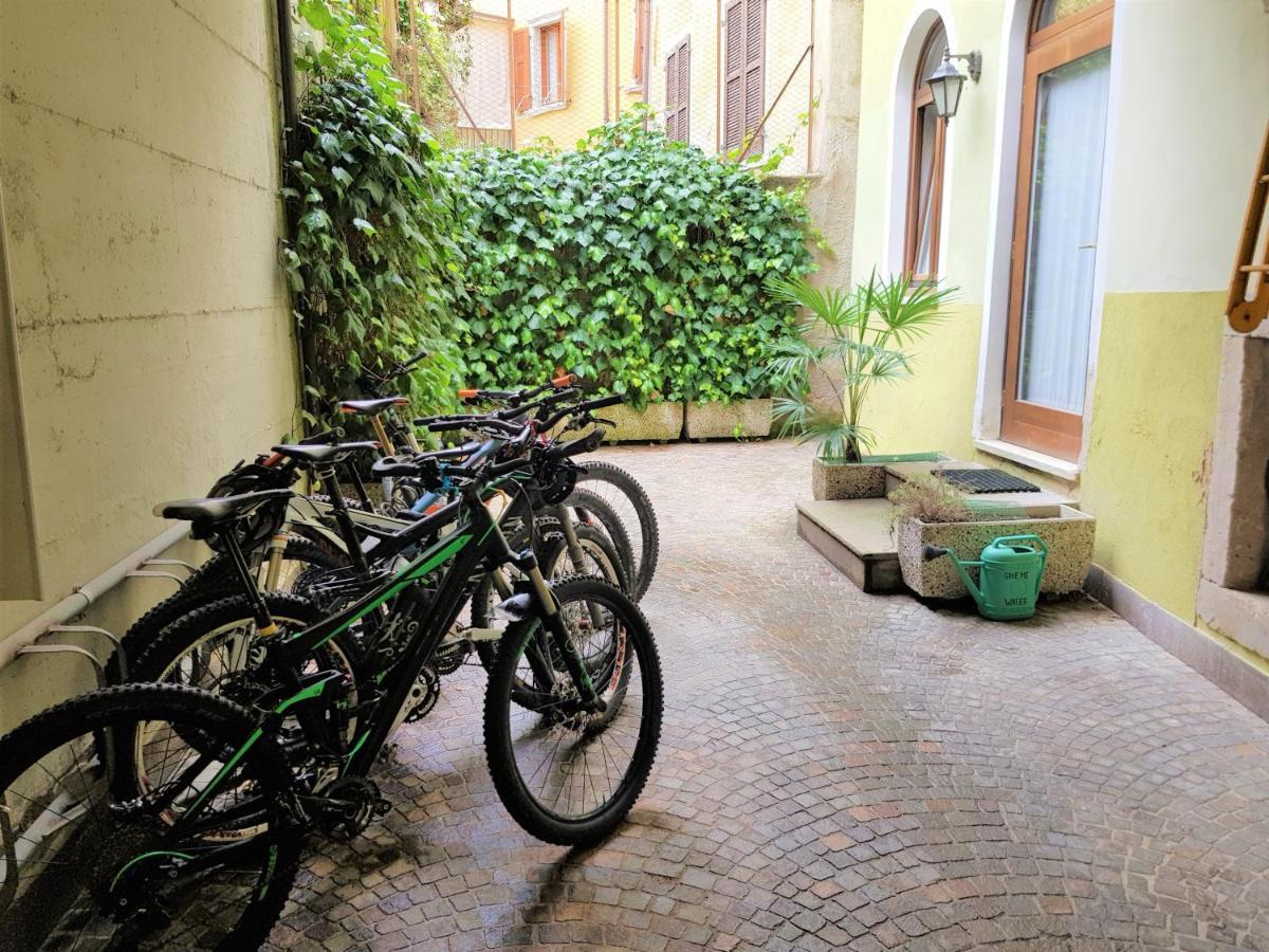 North Apartment, Steps From The Garda Apartment *
